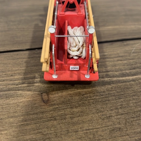 Hallmark 2005 Chevy vintage fire truck ornament - Picture 3 of 8